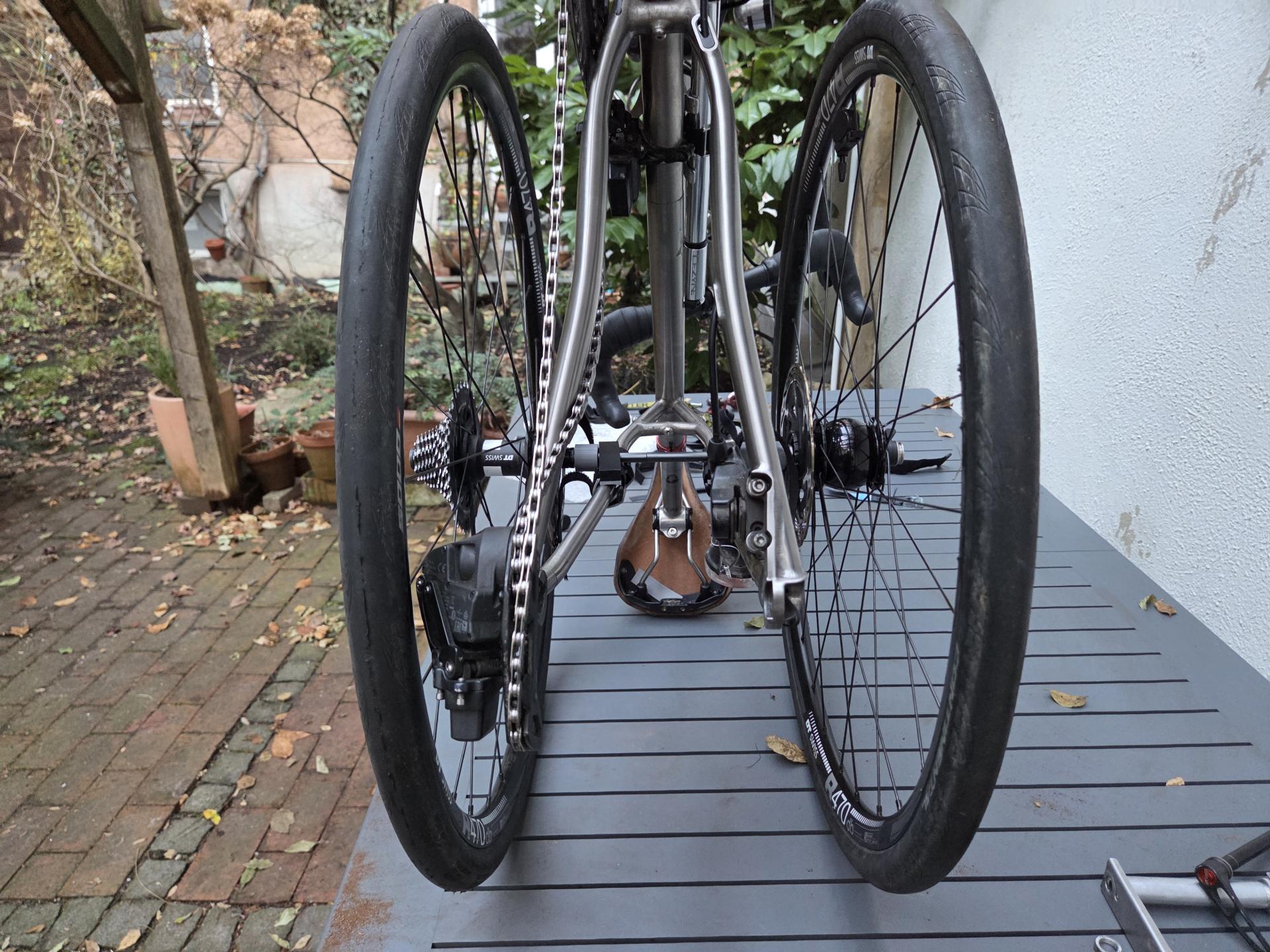 Rinko-Roller Achse mit aufgesteckten Laufrädern